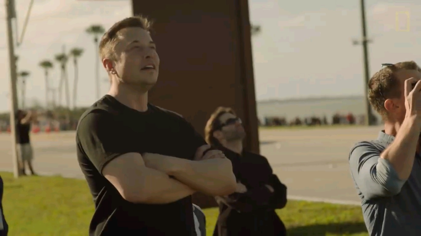 Elon Musk phan khich nhu dua tre khi phong thanh cong Falcon Heavy hinh anh