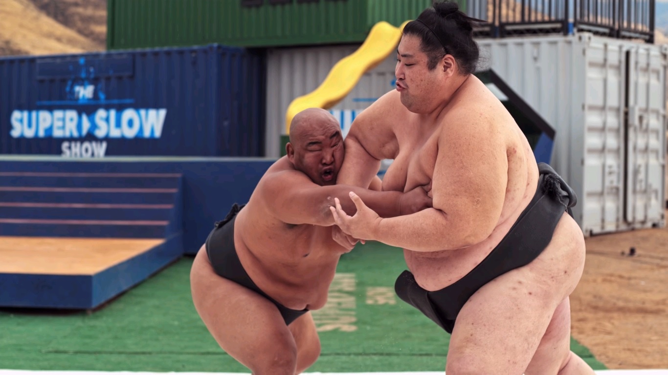 Clip slow motion khoanh khac hai vo si sumo thi dau hinh anh