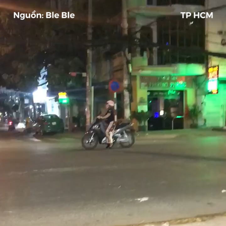 Co gai chay tay ga gat chong dung xe giua duong de bam dien thoai hinh anh