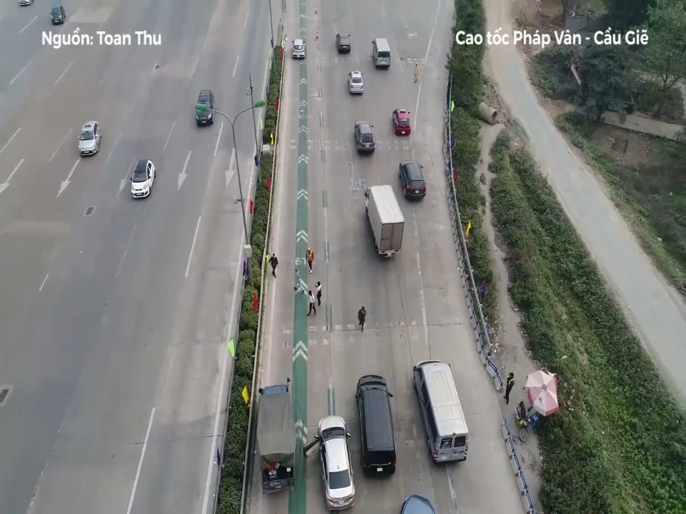 Clip 2 nguoi dan ong xo xat giua cao toc Phap Van - Cau Gie gay un xe hinh anh