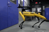 Clip robot thong minh biet tu mo cua giup dong doi hinh anh