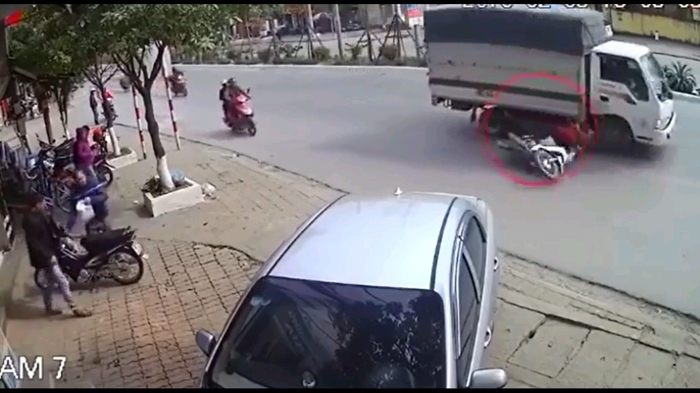 Clip nguoi phu nu lan lan, suyt chet duoi banh xe tai o Ha Noi hinh anh
