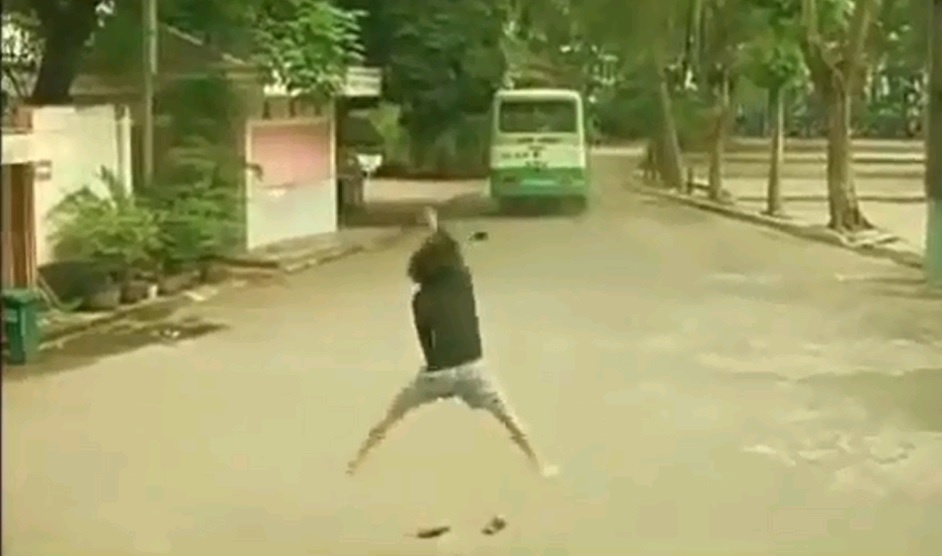 Clip Hoai Linh 'di tu tu ma mat cai quan' hinh anh