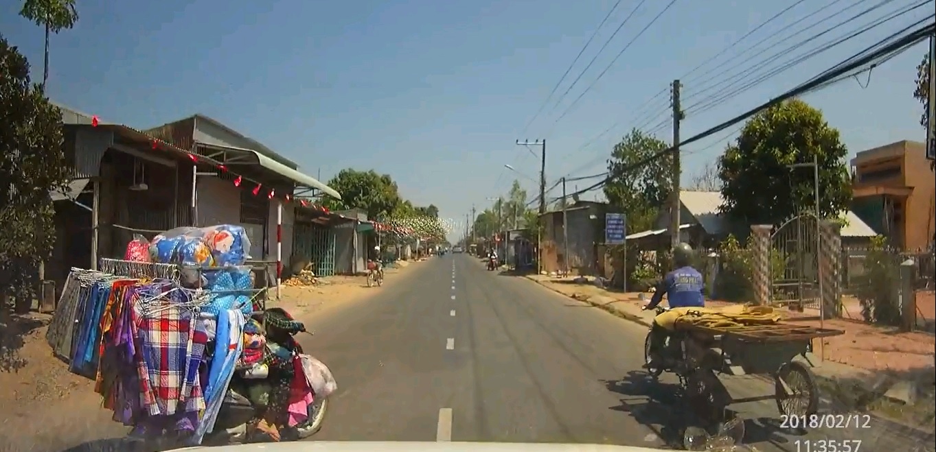 Nguoi phu nu cho quan ao qua duong dot ngot suyt gay tai nan voi oto hinh anh