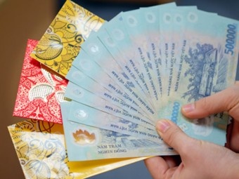 Li xi thoi nay: giam bieu trung, tang menh gia hinh anh