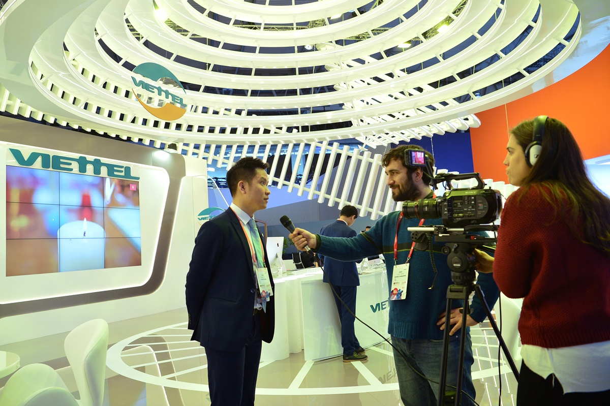 Gian hang Viettel o MWC 2018 anh 6