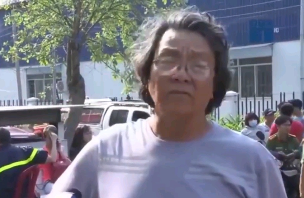 Nguoi dan ke lai giay phut kinh hoang tu trong phong luc chung cu chay hinh anh