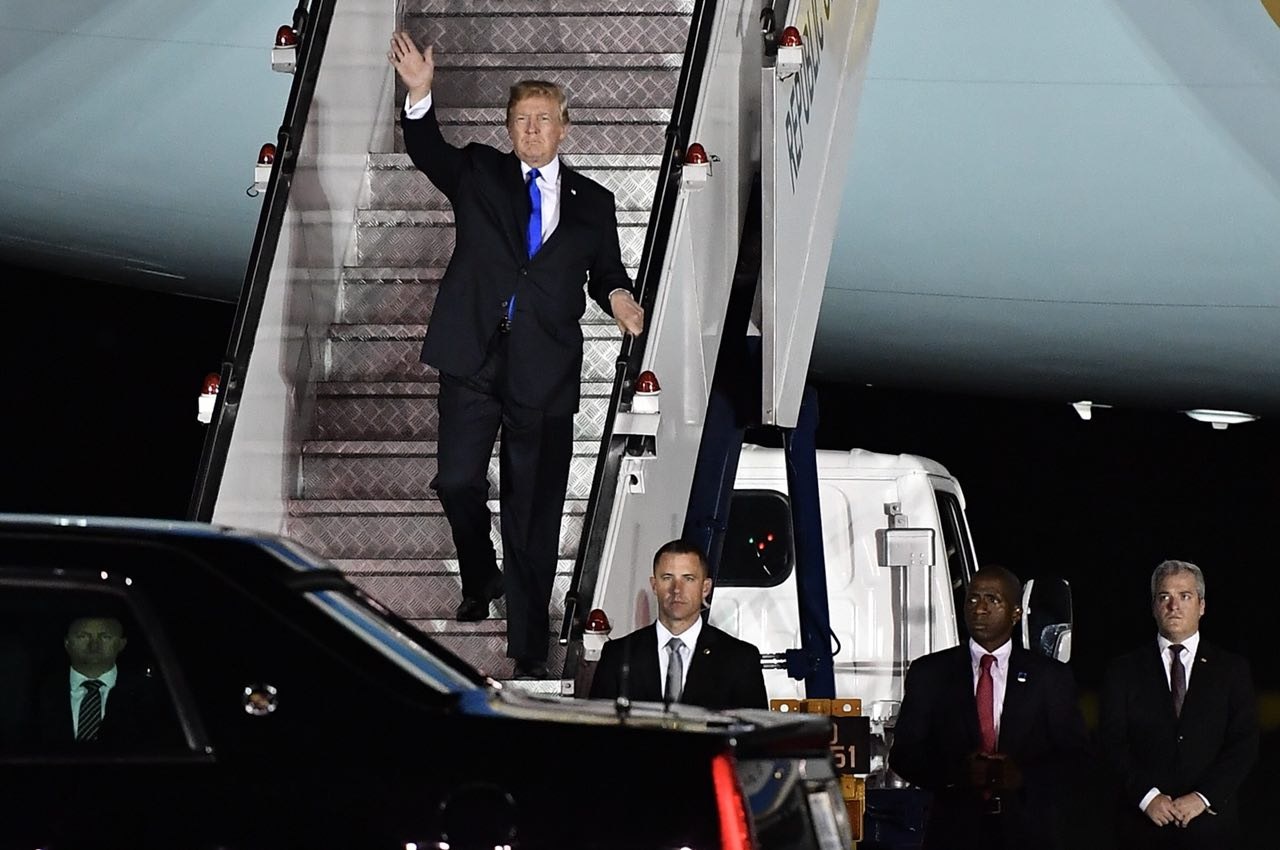 Ong Donald Trump buoc xuong Air Force One khi den Singapore hinh anh