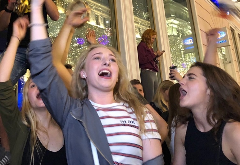 Nguoi Nga 'di bao' thau dem mung chien thang truoc Ai Cap hinh anh