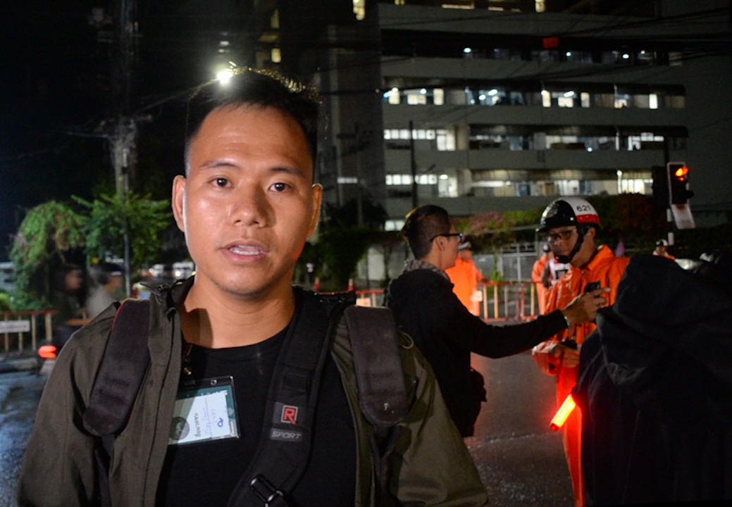 Ben ngoai benh vien tiep nhan doi bong Thai Lan hinh anh