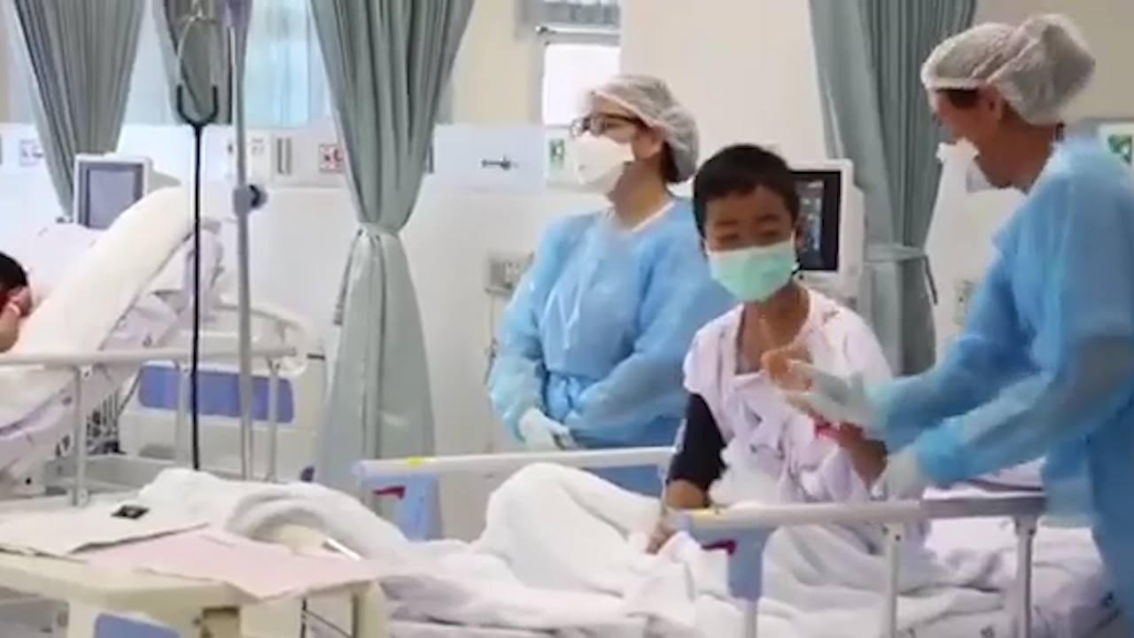 Cac cau thu Thai Lan tai benh vien sau khi duoc giai cuu hinh anh