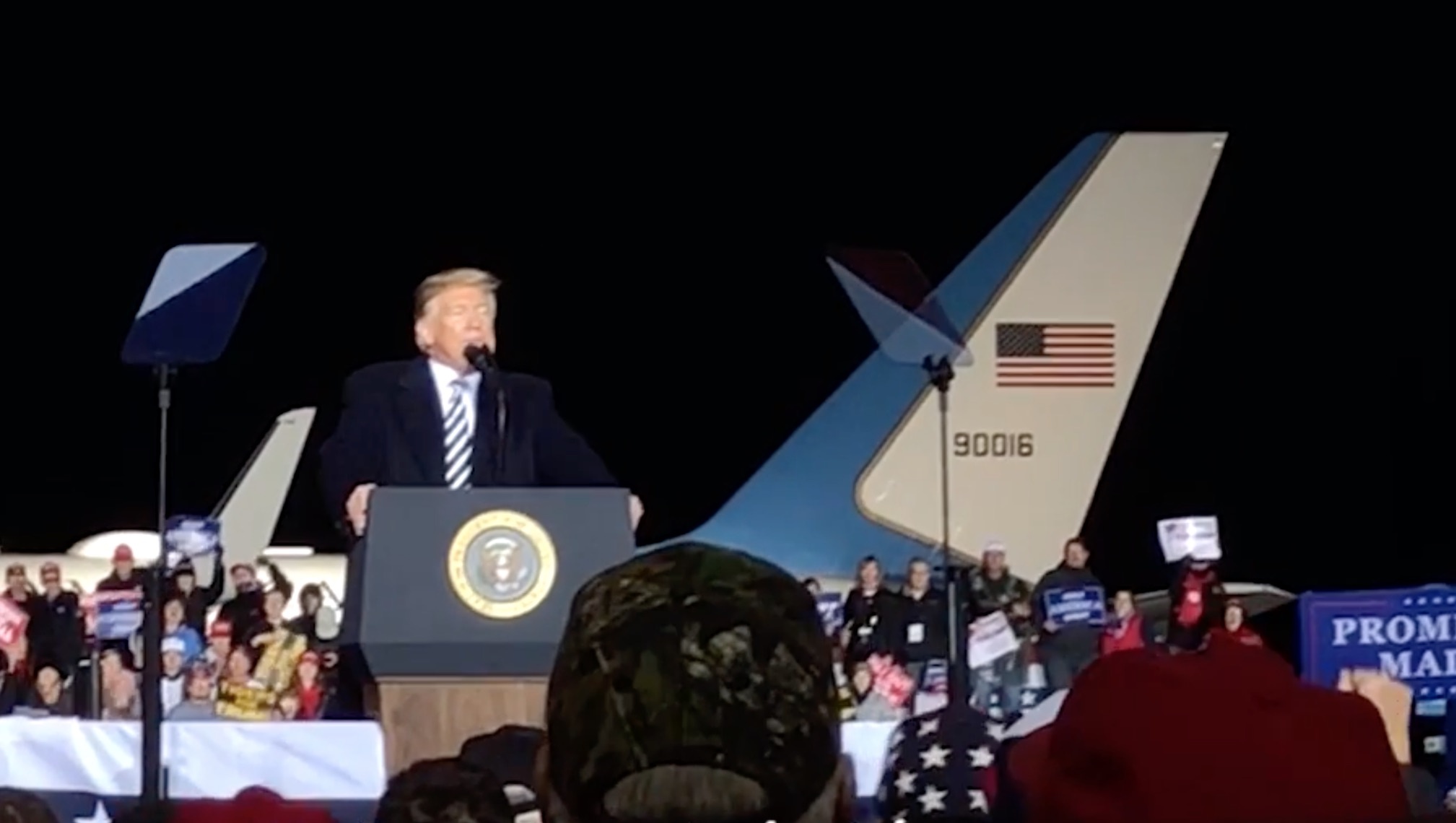 Ben trong buoi van dong tranh cu cua Trump o vung Trung Tay chien luoc hinh anh