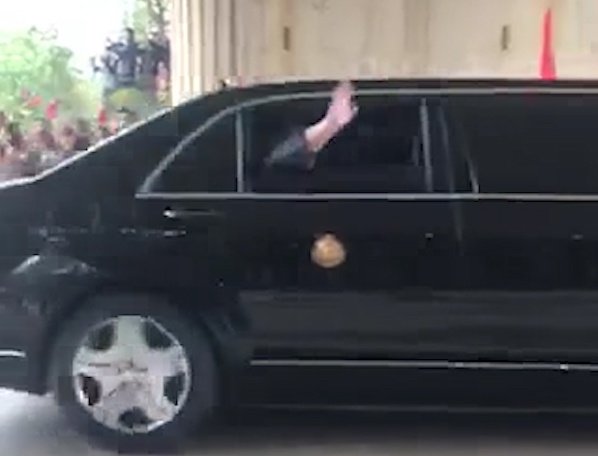 Ong Kim Jong Un vay tay chao nguoi dan dung hai ben duong tu trong xe hinh anh