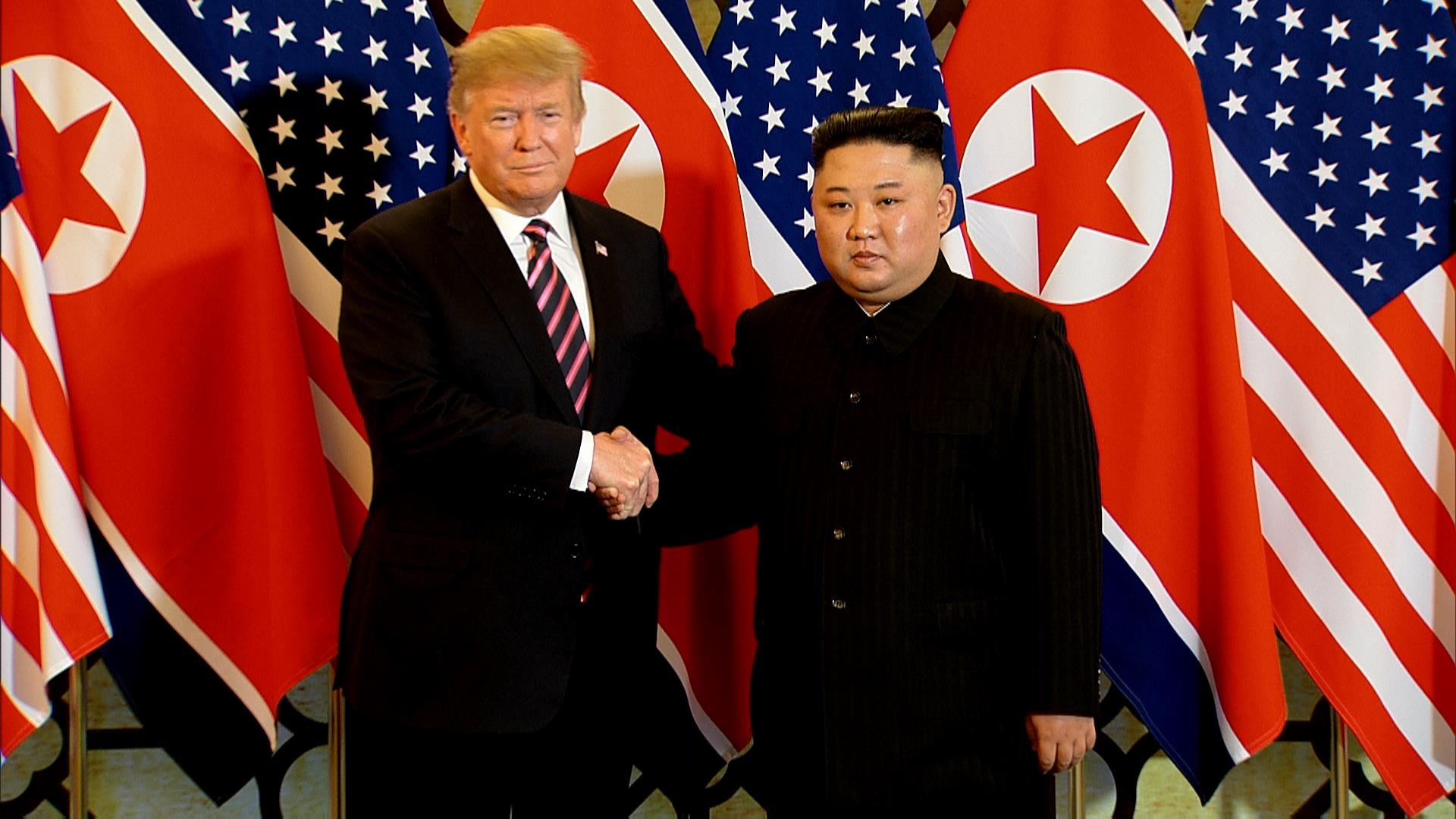 Cu bat tay dau tien cua hai ong Trump va Kim tai Ha Noi hinh anh