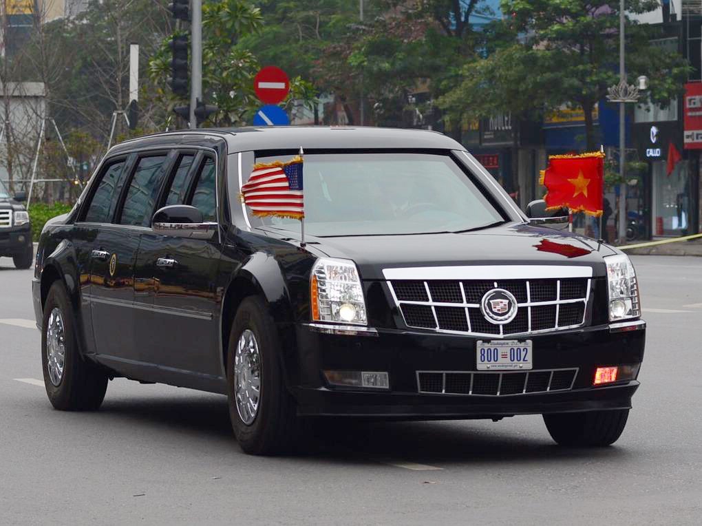 Doan xe cua Tong thong Trump vao san bay Noi Bai hinh anh