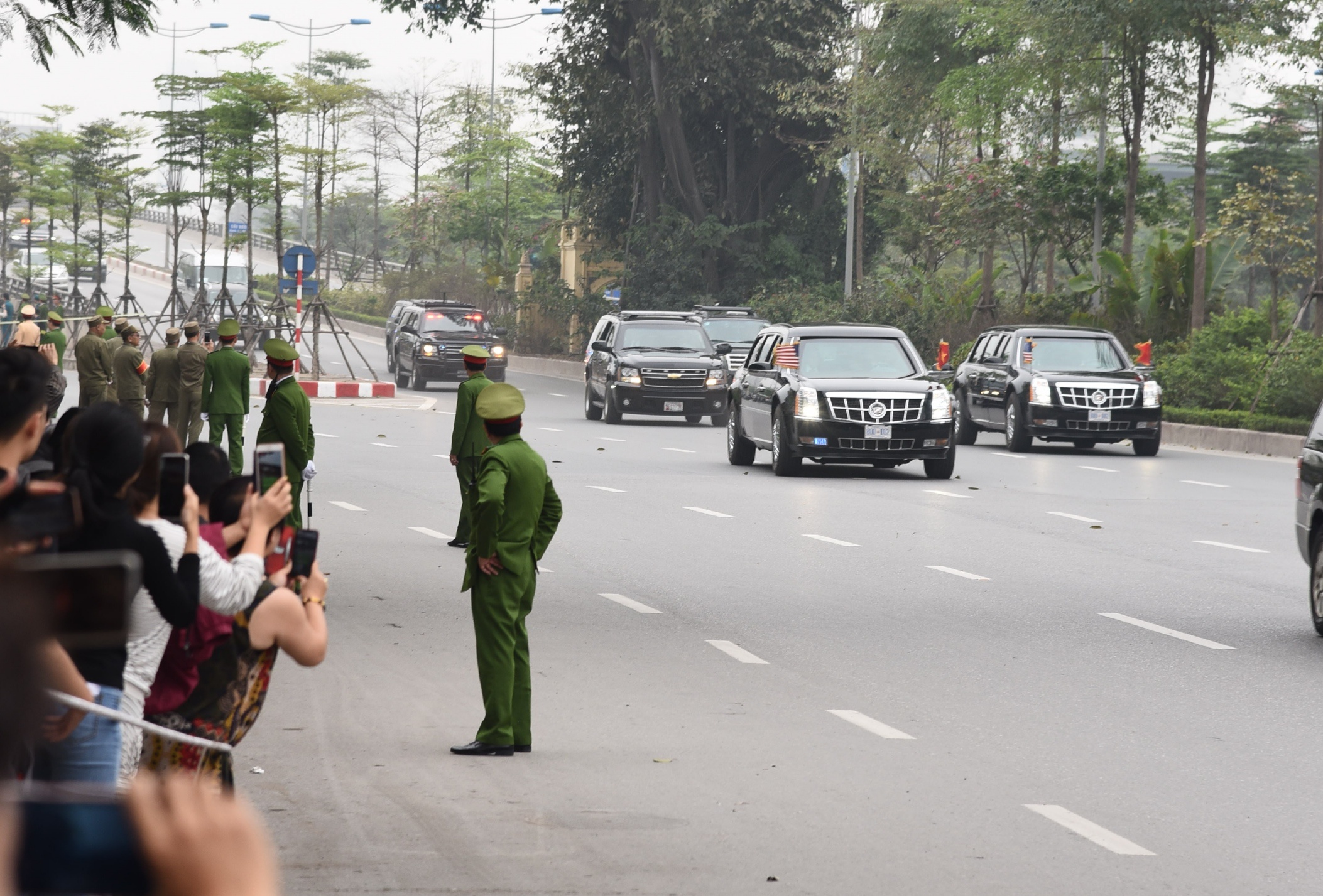 Doan xe cho ong Trump ra san bay ve nuoc hinh anh