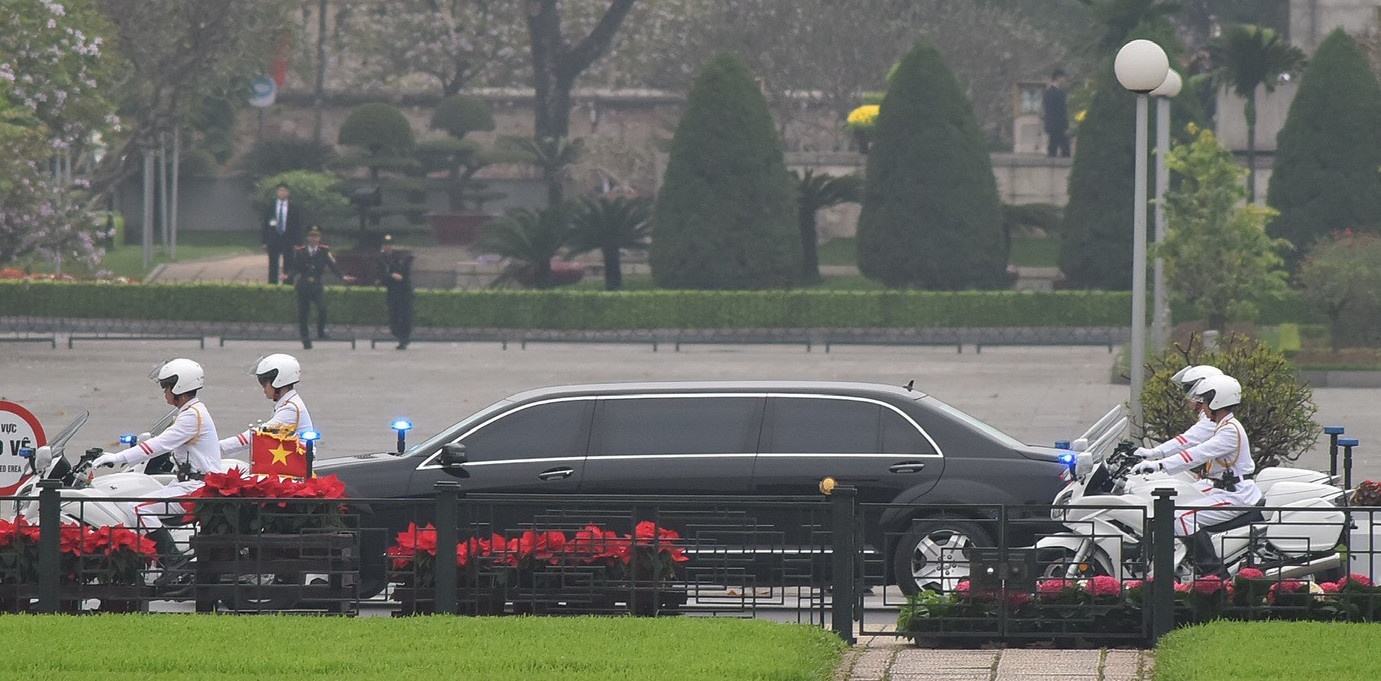 Doan xe dua ong Kim Jong Un den vieng lang Chu tich Ho Chi Minh hinh anh