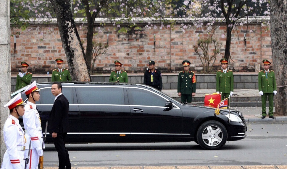 Doan xe dua ong Kim Jong Un roi Ha Noi hinh anh