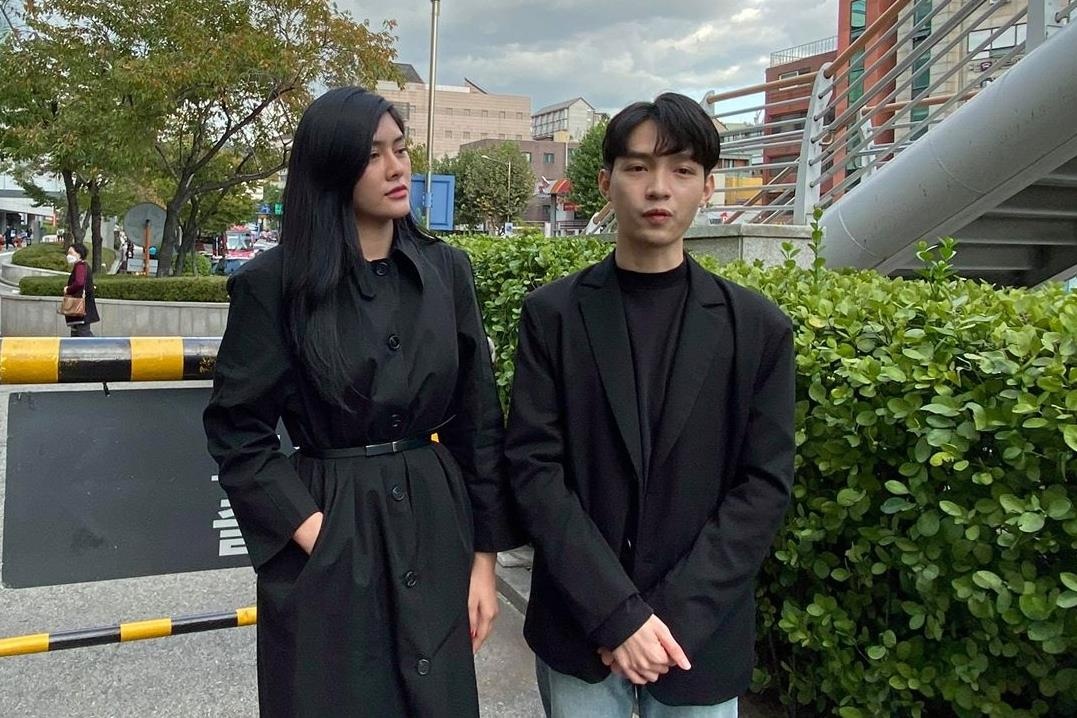 Nguoi Han Quoc lang le theo doi tin tuc ve Sulli tren truyen hinh hinh anh