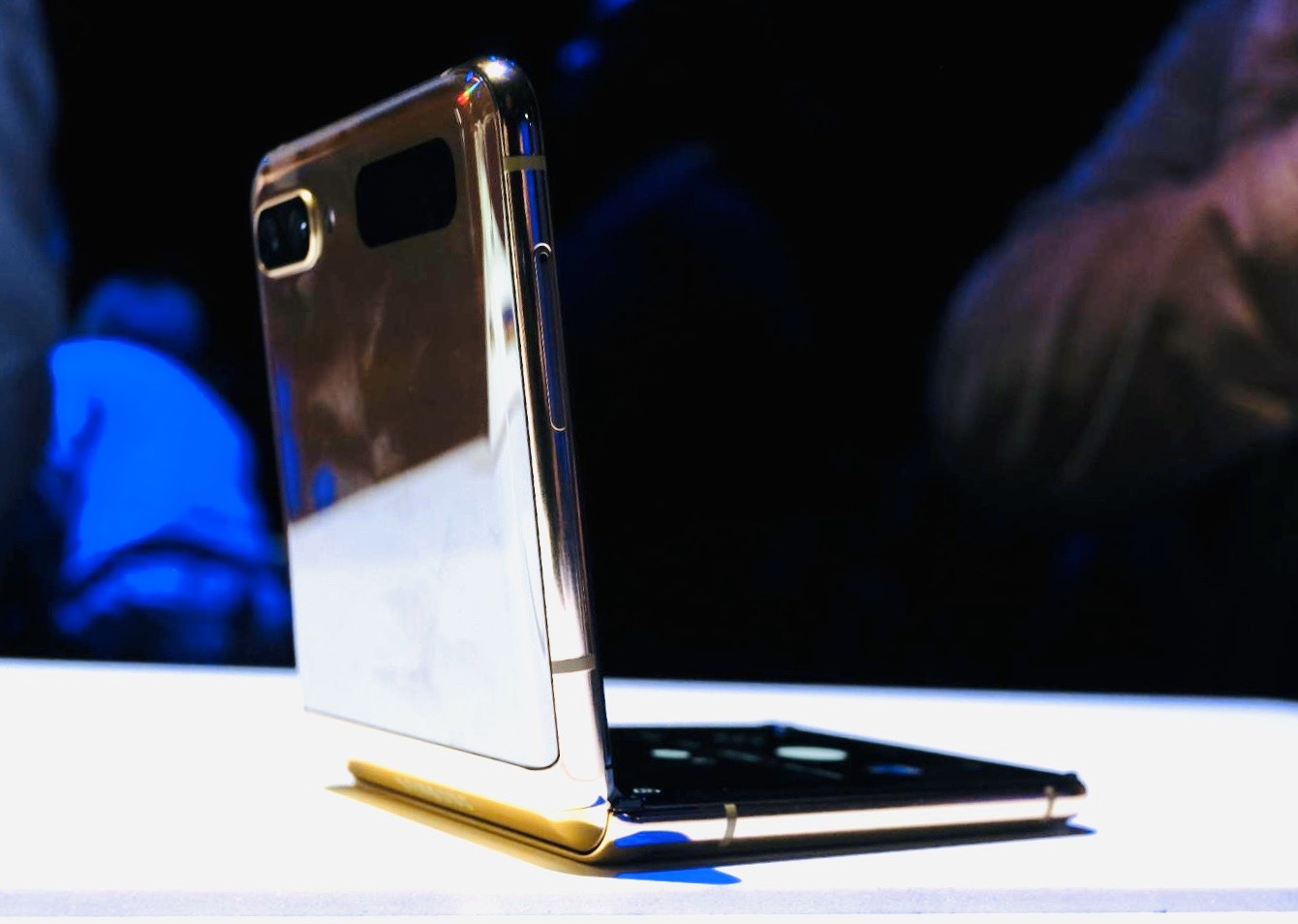 Trai nghiem dien thoai cong Galaxy Z Flip - nho gon, chac chan hinh anh