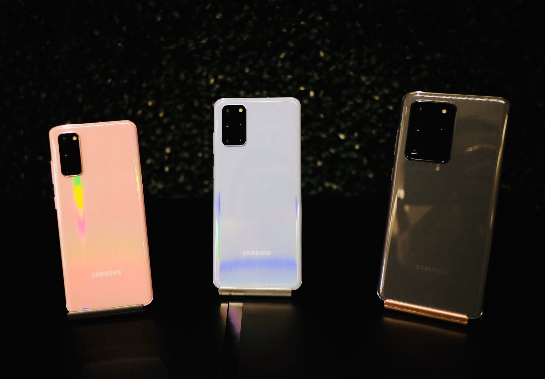 Trai nghiem bo ba Galaxy S20 - dep du khong dot pha, camera zoom 100x hinh anh