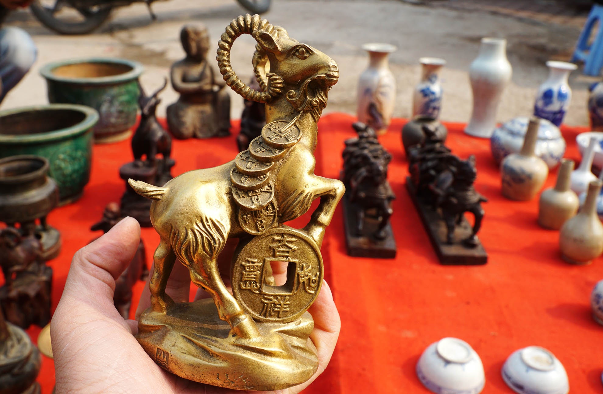 De tien trieu xuat hien tren pho cho don Tet hinh anh