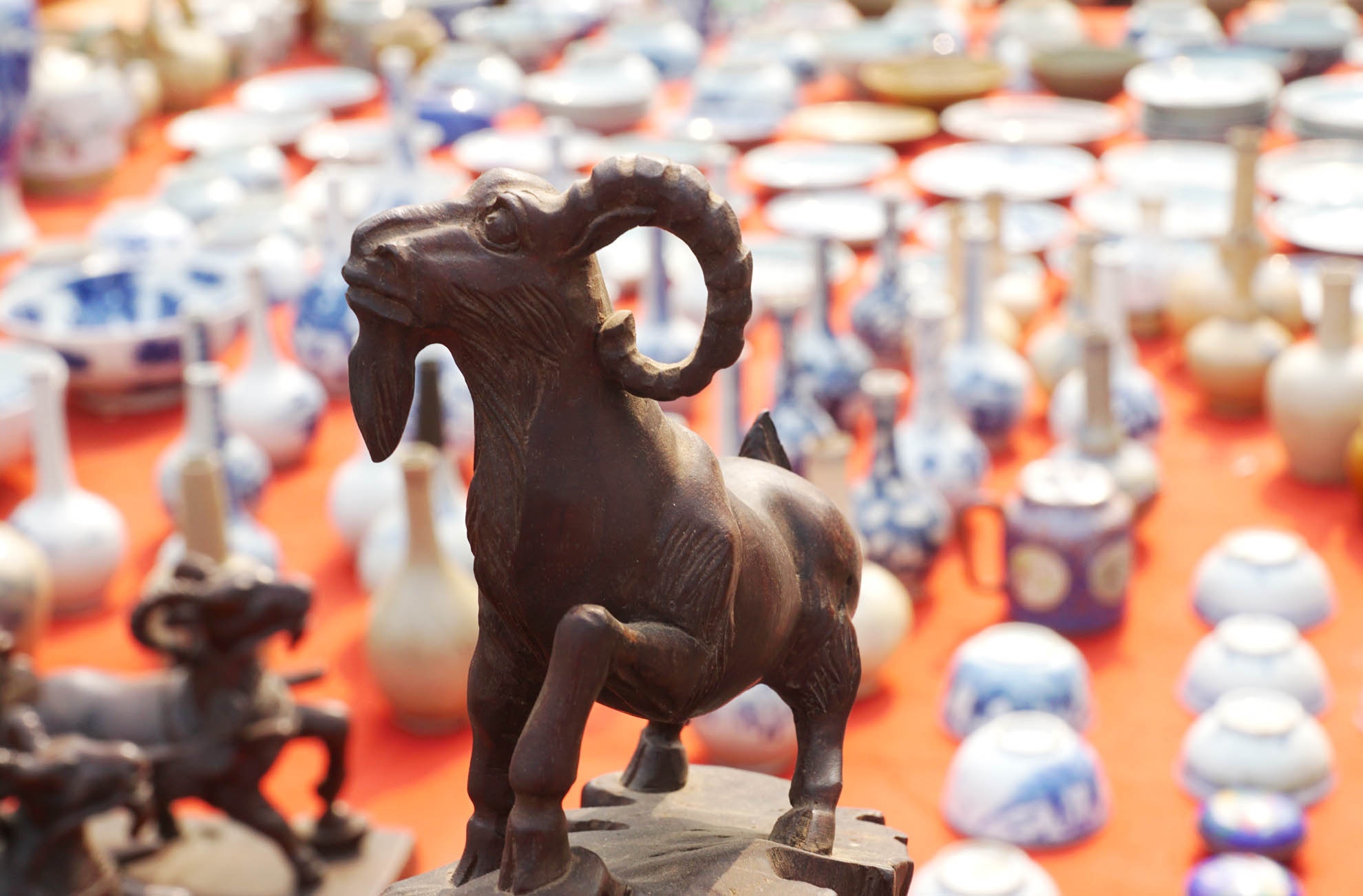 Dê tức là lộc nên nó còn đại diện cho tài lộc. Là một trong những pháp khí Thiên Tài tức ám chỉ những nguồn tài chính bất ngờ, may mắn trong kinh doanh. Đặc biệt thích hợp với những ngành nghề mạo hiểm như chứng khoán hay đầu tư ngắn hạn