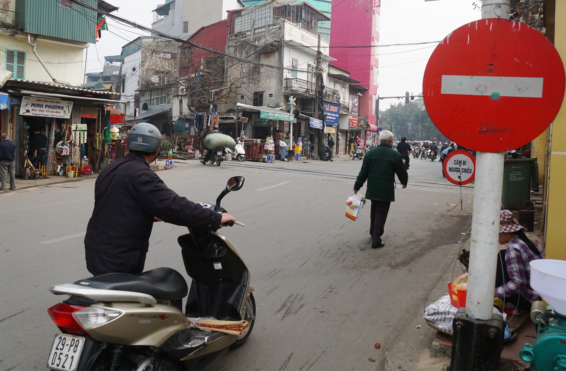 Canh lach luat di vao duong nguoc chieu dien ra hang ngay hinh anh