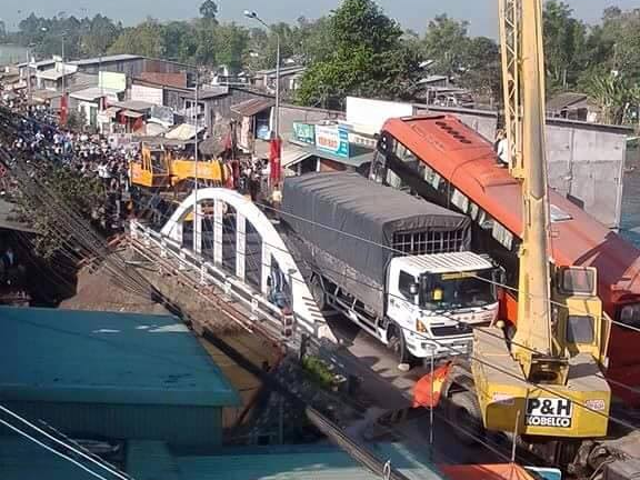 Giai cuu xe khach Phuong Trang hinh anh