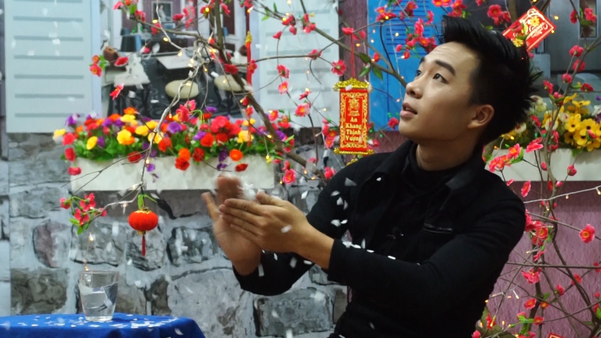 Clip 9X ao thuat tao mua tuyet bang to giay nhung nuoc hinh anh