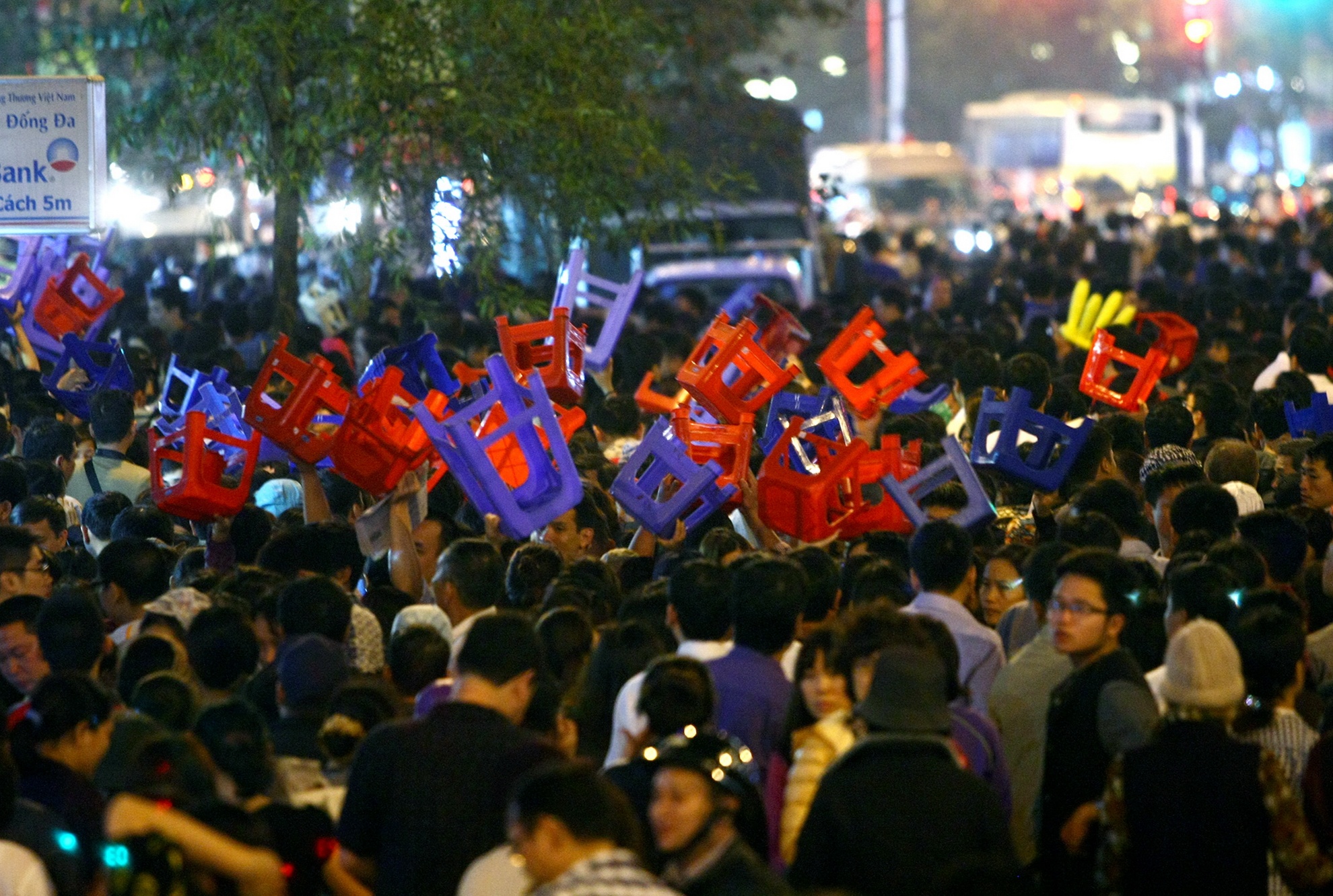 Tối mùng 8 tháng Giêng hàng năm nhà chùa bắt đầu tổ chức lễ cầu an. Mặc dù phải đến 19h buổi lễ mới diễn ra song trước đó hàng nghìn người đã đến ngồi giữ chỗ, trên tay là chiếc ghế nhựa quen thuộc 