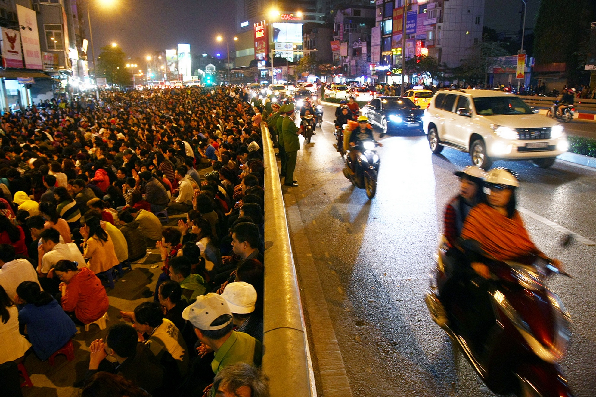 19h lễ cầu an bắt đầu cũng là thời điểm đông nhất, biển người chật cứng từ đầu phố Thái Thịnh cho đến chân cầu vượt Ngã Tư Sở. 