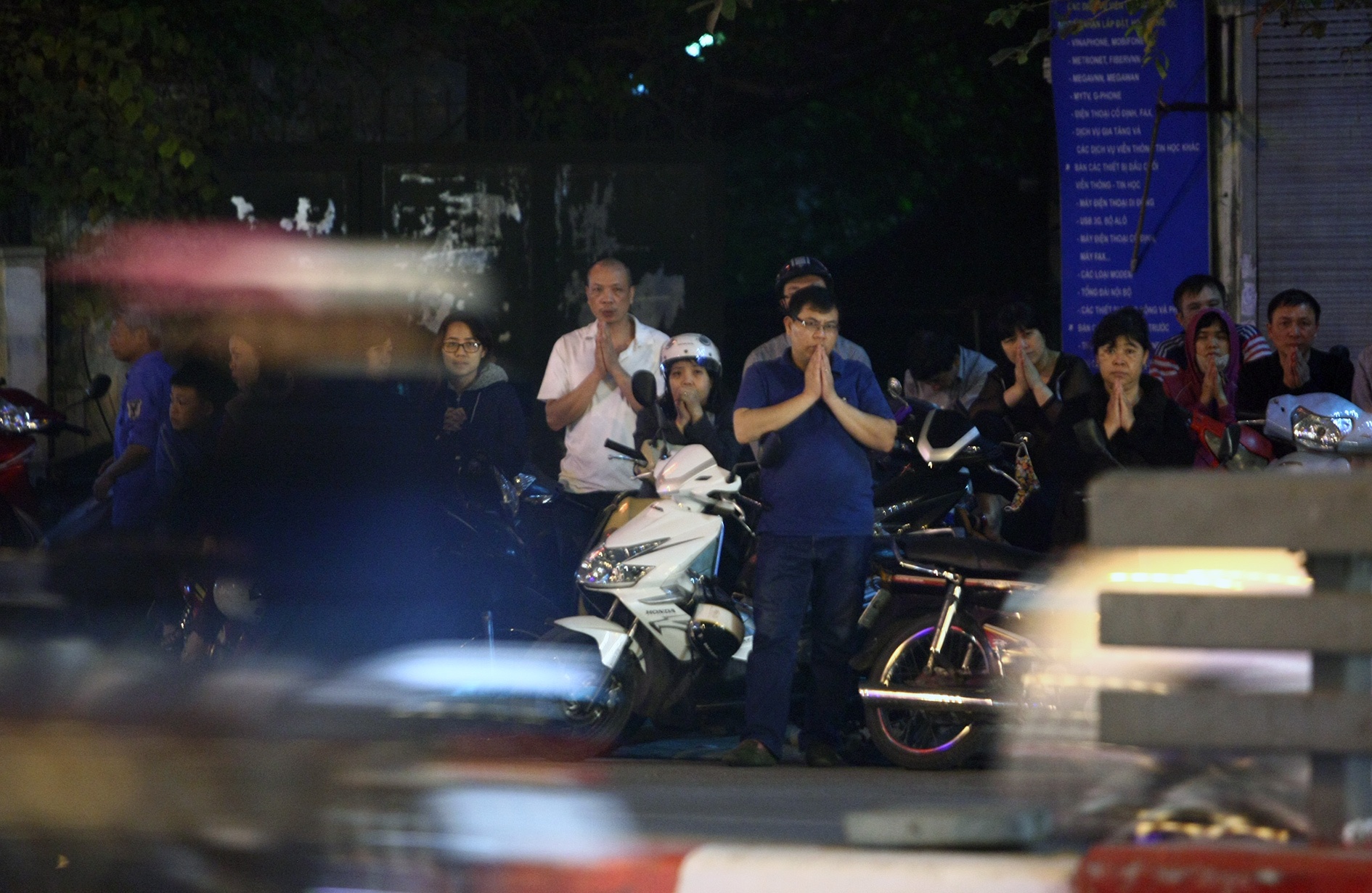 Không thể tìm được chỗ ghé chân, nhiều người đành phải đứng bên kia đường vái vọng