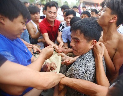 Do mau vi tranh cuop manh chieu tai le hoi Duc But hinh anh