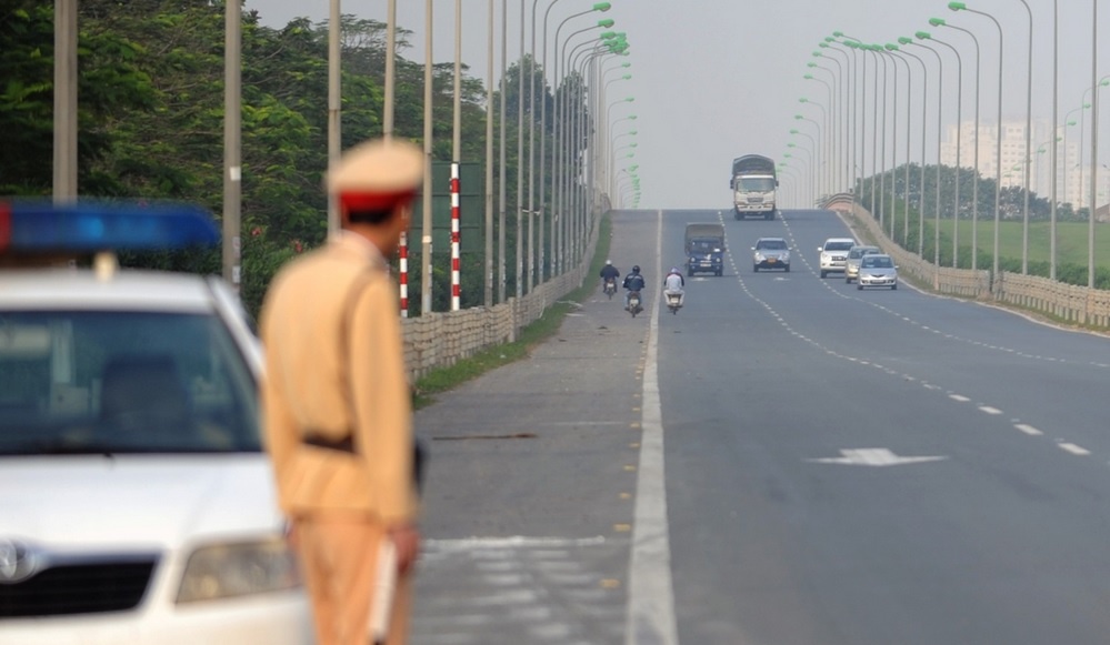 Y kien trai chieu ve viec tich thu xe do tai xe say xin hinh anh