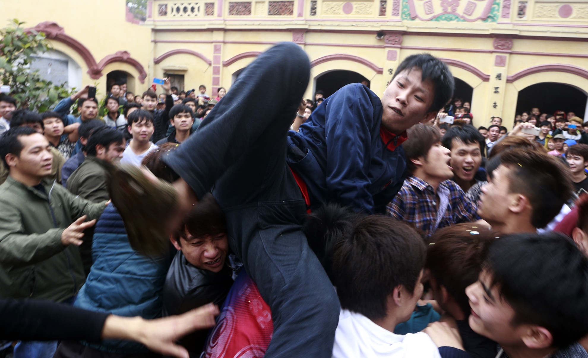'Bao luc ngoai xa hoi dang tham nhap vao phong tuc, le hoi' hinh anh