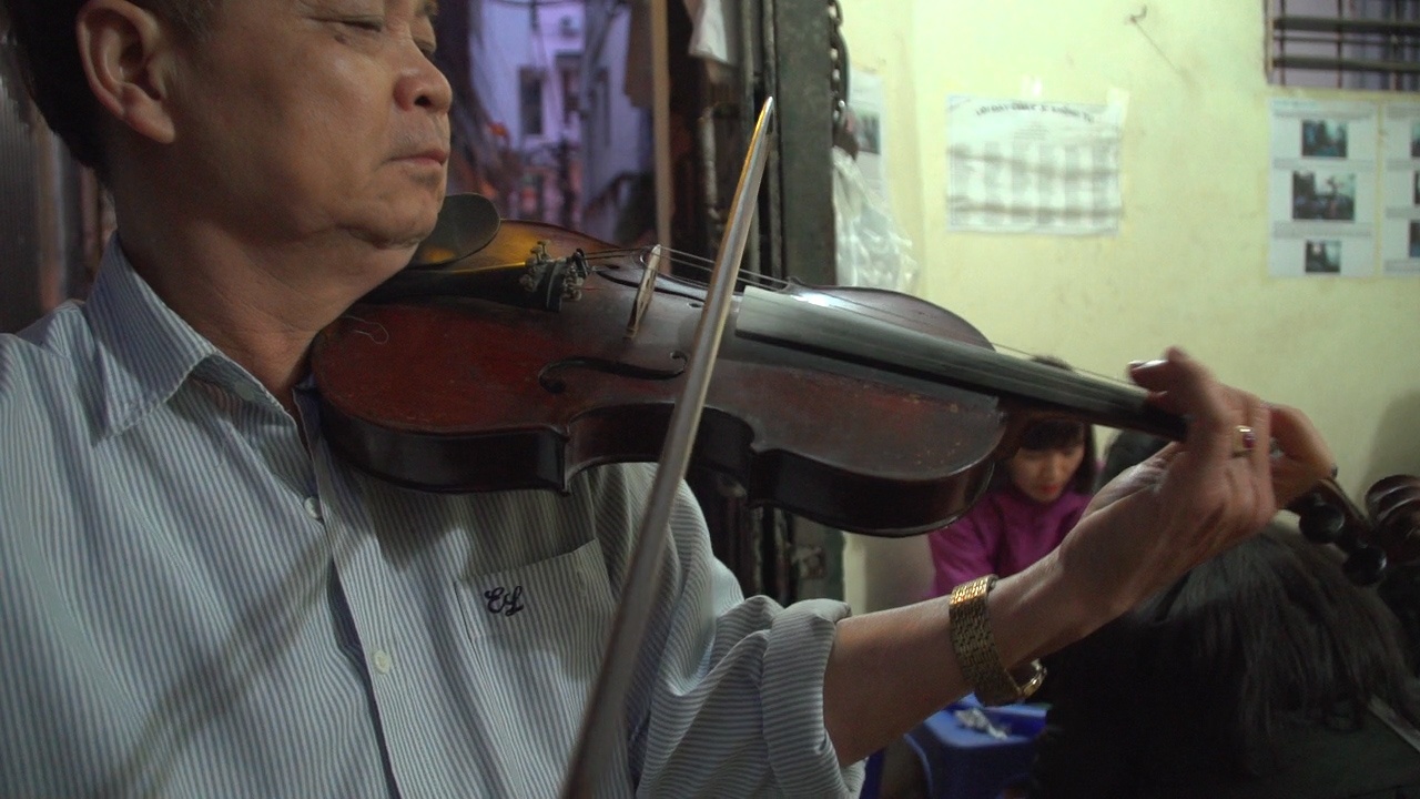 Quan oc phuc vu dan violin o Ha Noi hinh anh