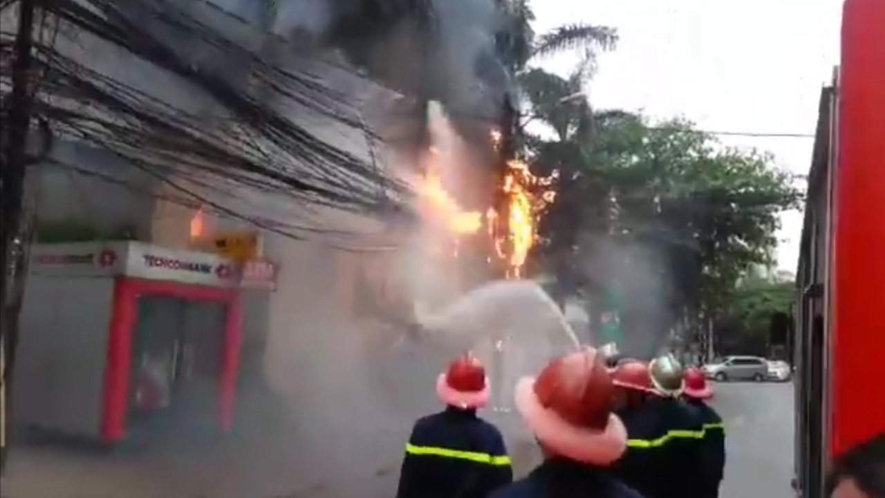 Cot dien boc chay, khu Thuy Khue co the mat dien mot ngay hinh anh