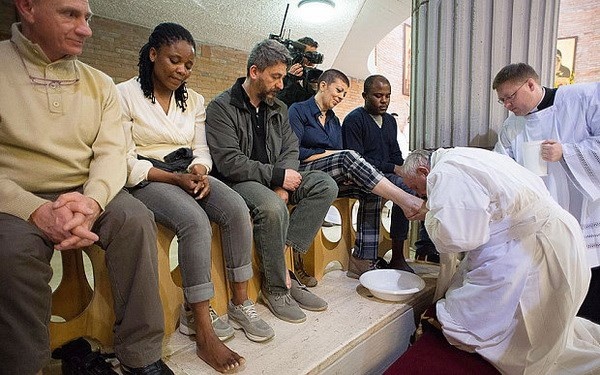 Giao hoang Francis rua va hon chan tu nhan hinh anh