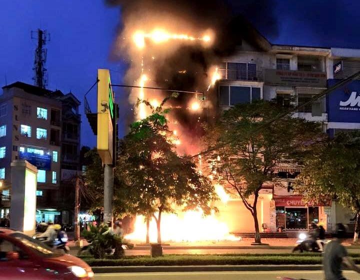 Phong giao dich ngan hang boc chay, cot ATM bi thieu huy hinh anh