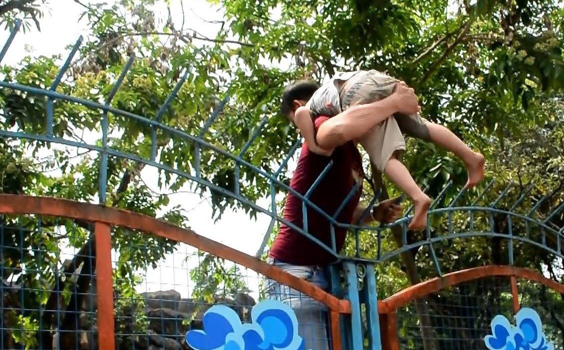 Be tre em treo rao vao cong vien tam mien phi hinh anh