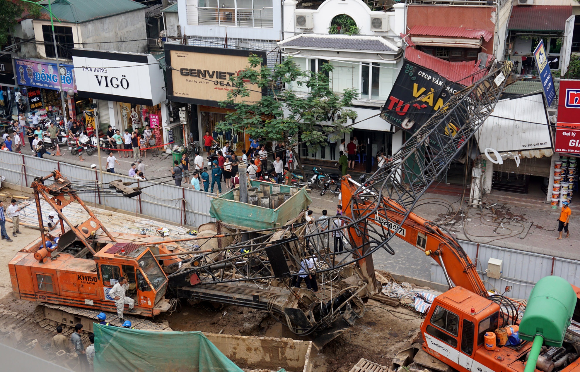 Clip giai cuu can cau sap xuong nha dan hinh anh