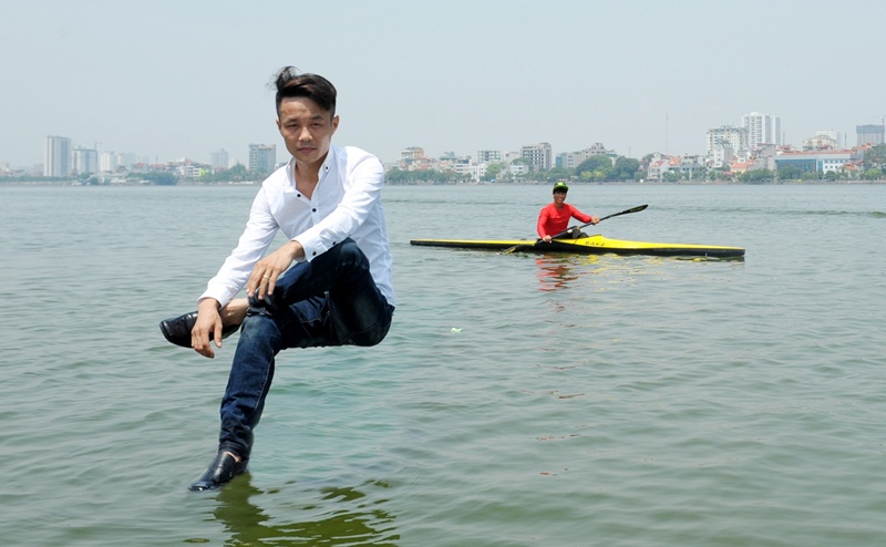 Chu bai do oto di bo, ngoi lo lung tren mat nuoc hinh anh