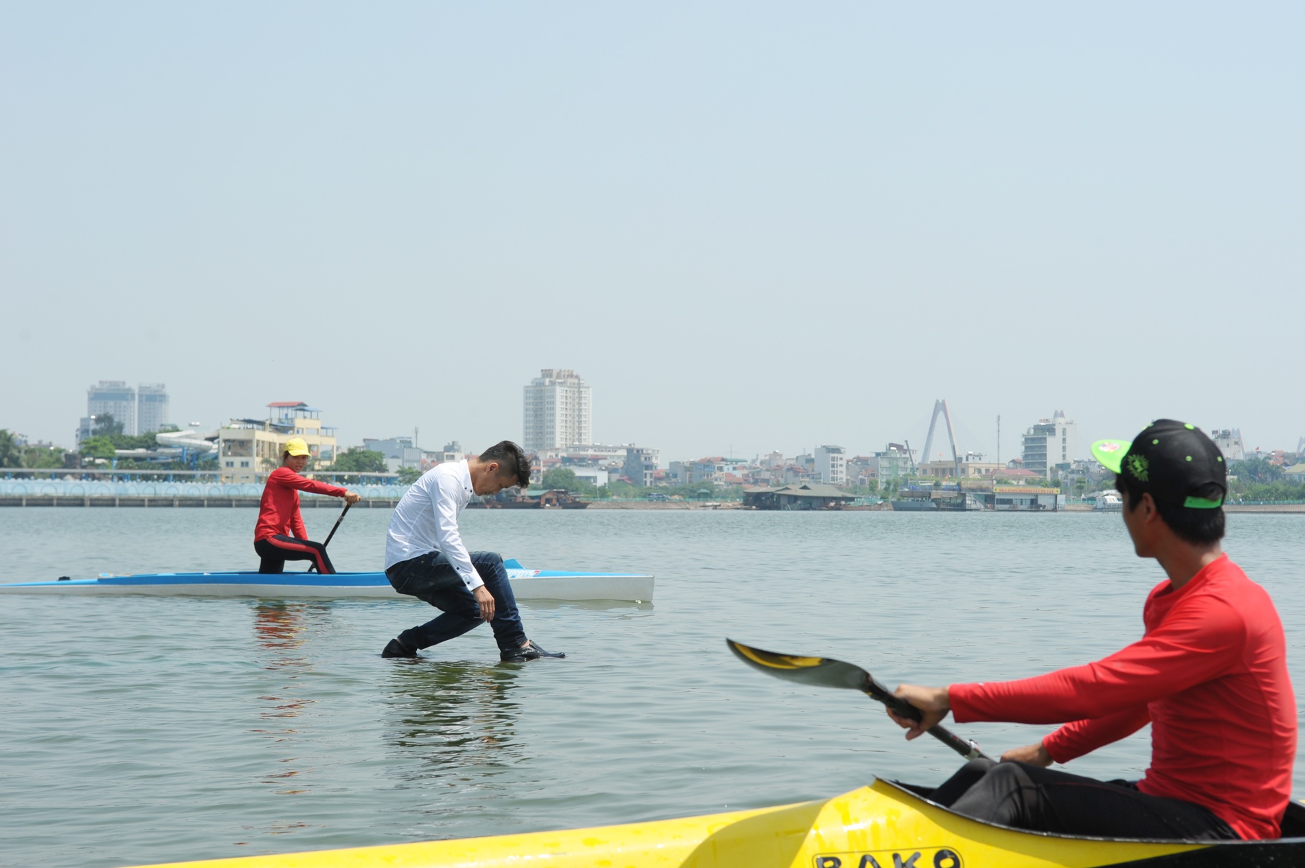 Ao thuat gia ron ren di bo tren mat nuoc ho Tay hinh anh