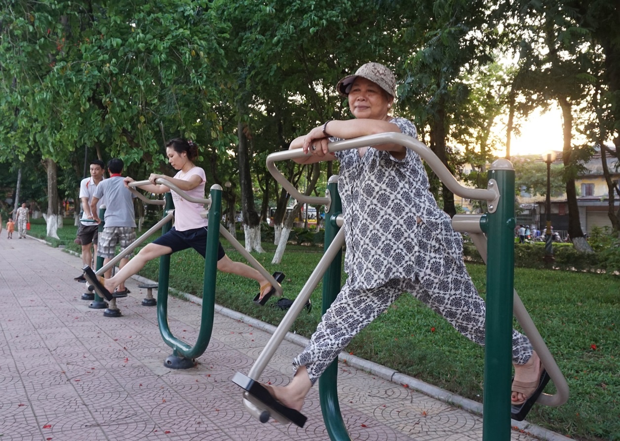 Nguoi dan Ha Noi da co dung cu tap the duc mien phi hinh anh