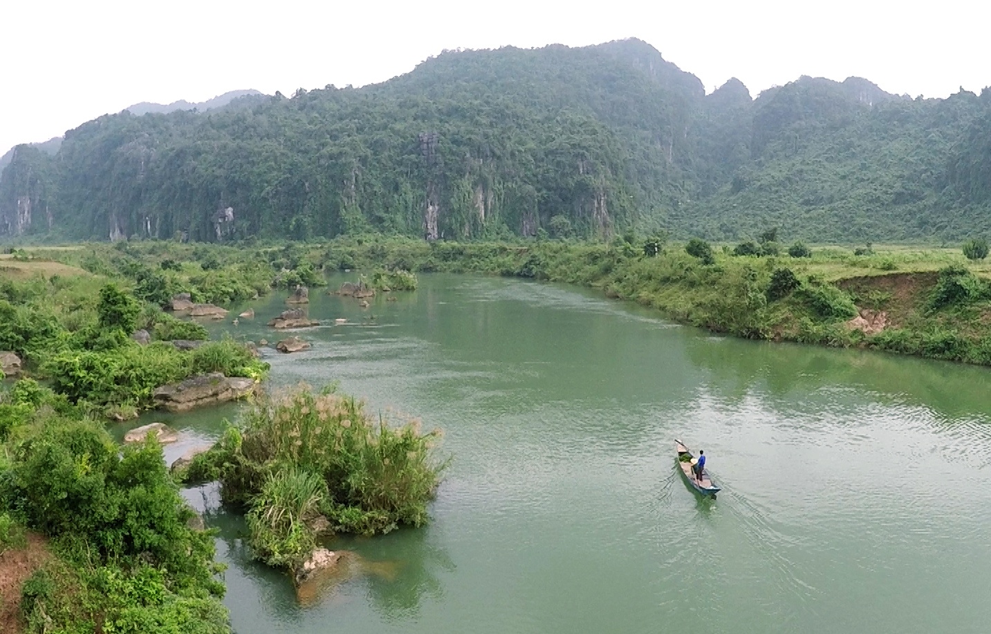 Sông Chày là một trong những phụ lưu của sông Son, bắt nguồn từ những khối núi đá vôi trùng điệp của cao nguyên đá Kẻ Bàng thuộc tỉnh Quảng Bình. Với chiều dài chỉ khoảng 10km nhưng sông Chày có nhiều ghềnh đá đẹp, hai bên phong cảnh hữu tình hiếm có.