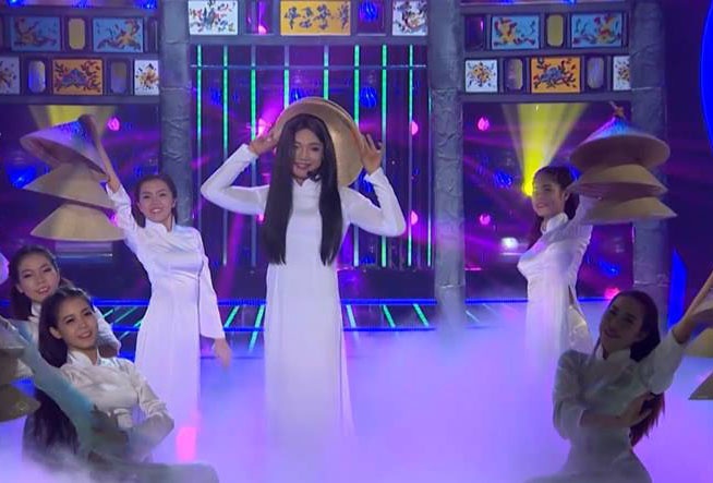 Mai Quoc Viet yeu dieu voi ao dai Hue hinh anh