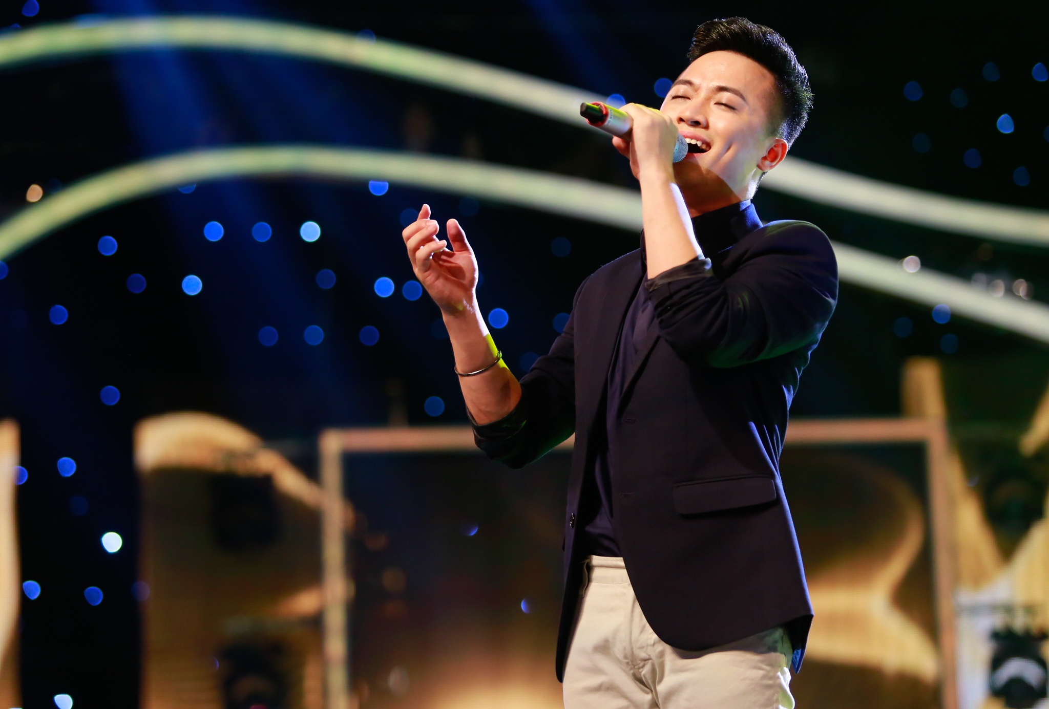 Minh Quan chung chac voi ca khuc 'Vi mat di anh mat troi' hinh anh