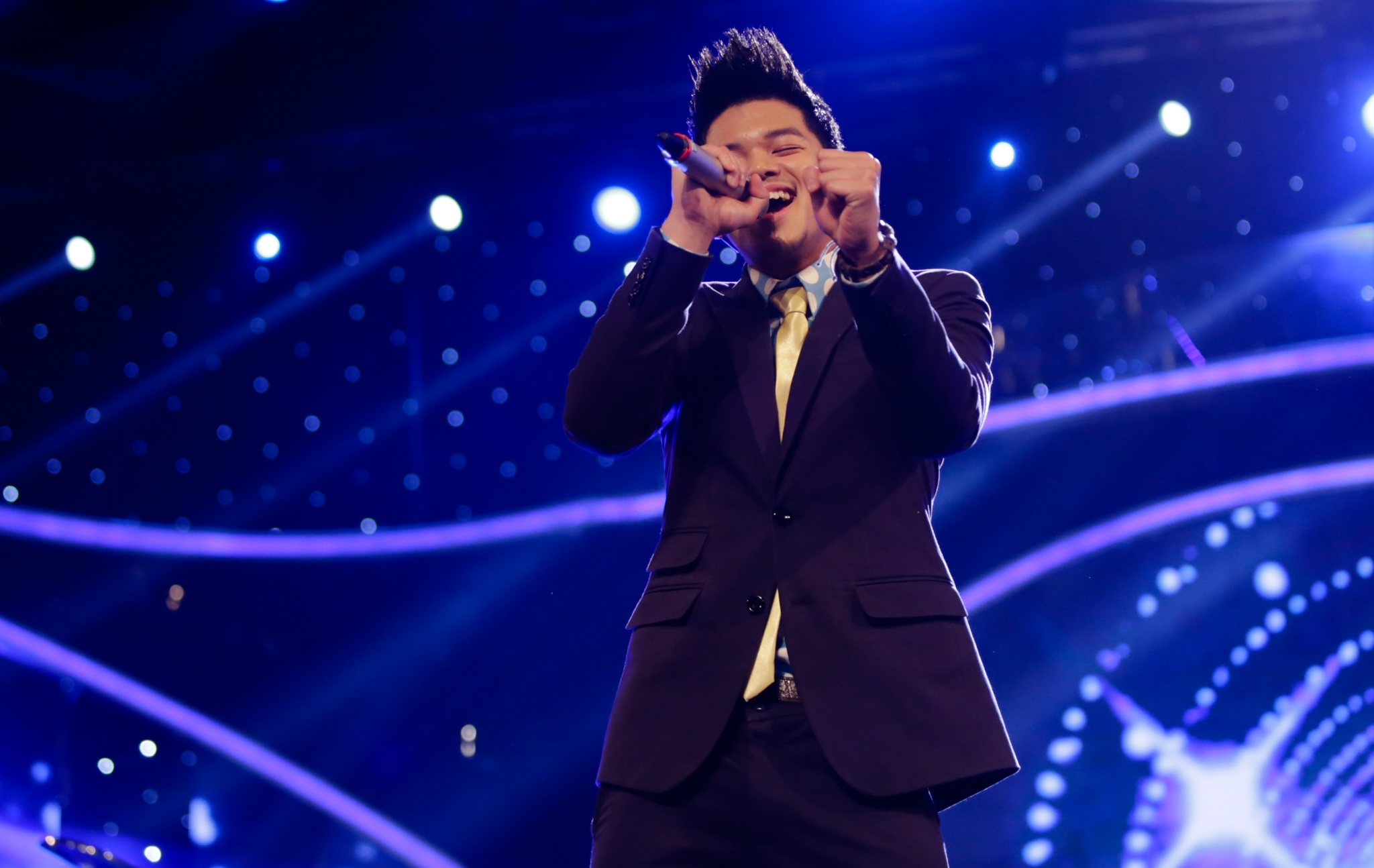 Trong Hieu lich lam the hien ca khuc “Anh mo” hinh anh