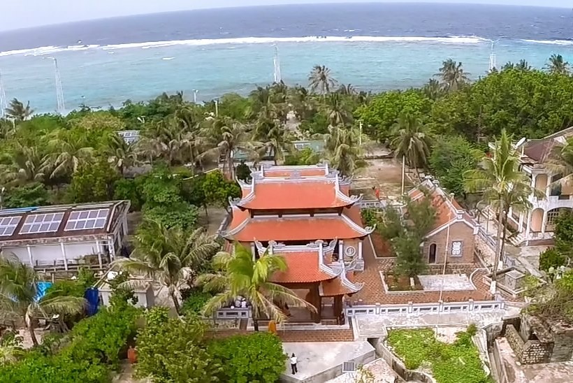 Ngam chua tren quan dao Truong Sa tu flycam hinh anh